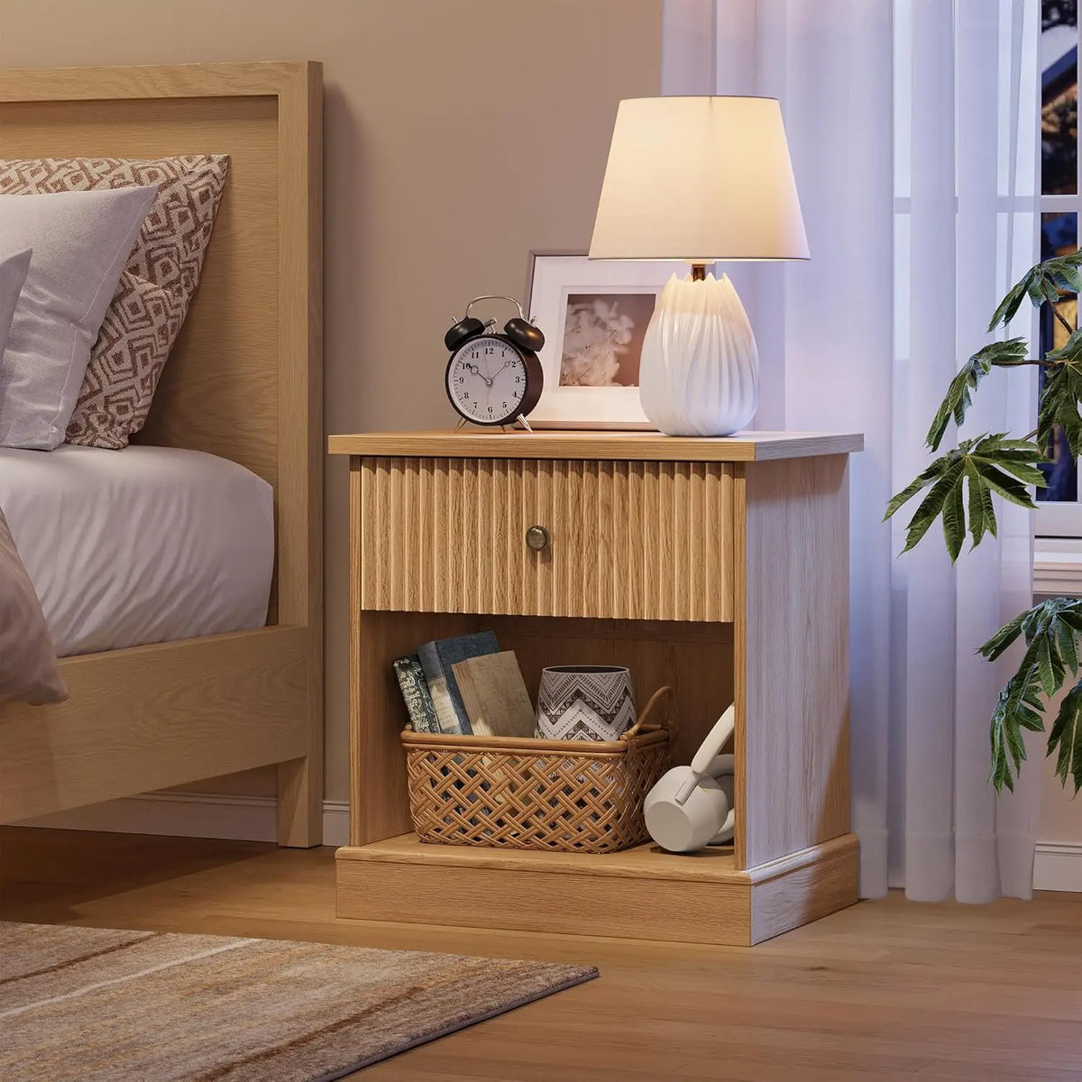 Diseño Moderno – Mesita de Noche con Espacio de Almacenamiento – Mesita de Noche Compacta para Dormitorio – Con Cajón y Compartimento Abierto, Textura Ranurada – Color: Madera Natural