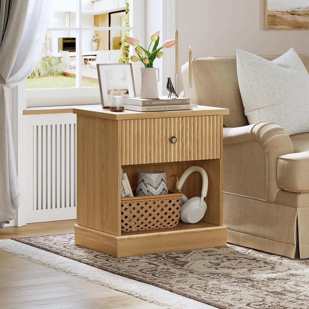 Diseño Moderno – Mesita de Noche con Espacio de Almacenamiento – Mesita de Noche Compacta para Dormitorio – Con Cajón y Compartimento Abierto, Textura Ranurada – Color: Madera Natural