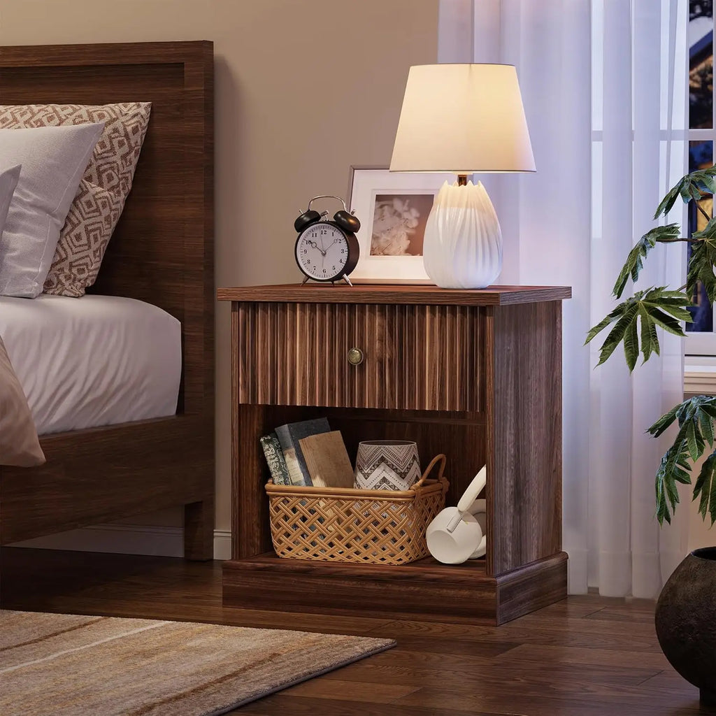 Diseño Moderno – Mesita de Noche con Espacio de Almacenamiento – Mesita de Noche Compacta para Dormitorio – Con Cajón y Compartimento Abierto, Textura Ranurada – Color: Madera Natural