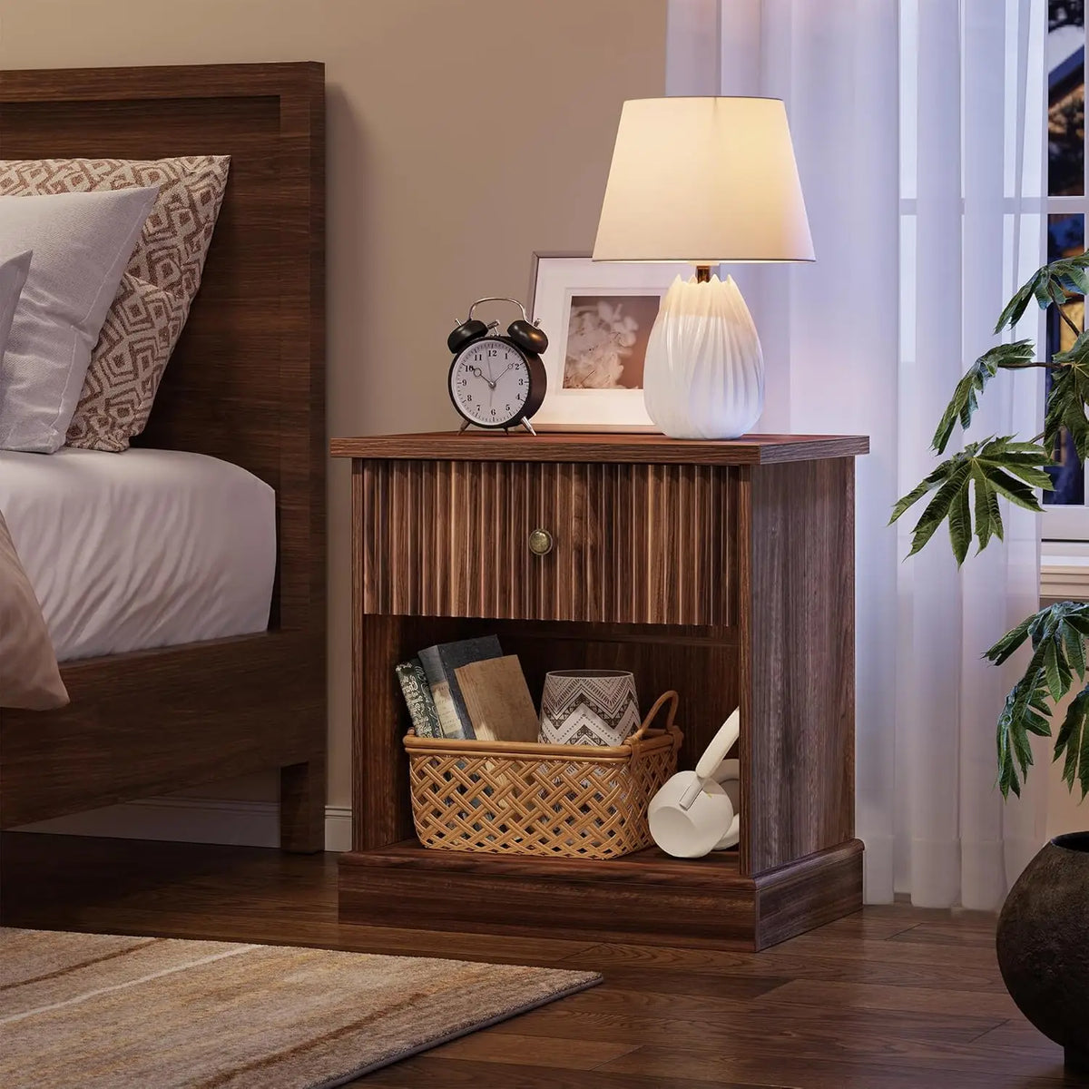 Diseño Moderno – Mesita de Noche con Espacio de Almacenamiento – Mesita de Noche Compacta para Dormitorio – Con Cajón y Compartimento Abierto, Textura Ranurada – Color: Madera Natural