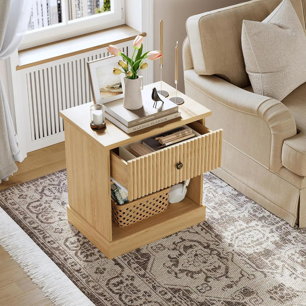 Diseño Moderno – Mesita de Noche con Espacio de Almacenamiento – Mesita de Noche Compacta para Dormitorio – Con Cajón y Compartimento Abierto, Textura Ranurada – Color: Madera Natural