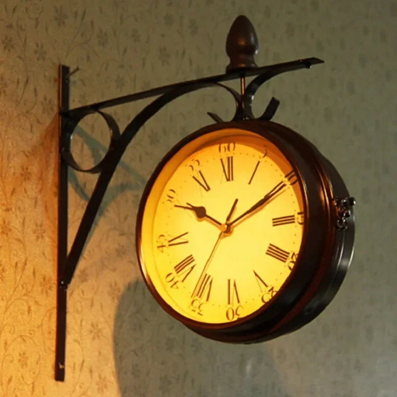 Colgante de pared redondo de aspecto antiguo de hierro forjado, caras de doble cara, reloj de estación Retro, candelabro, reloj colgante de pared para el hogar y el dormitorio